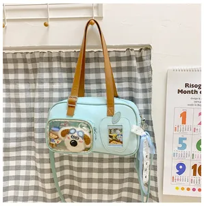 Détail d'un sac ita bleu clair avec fenêtre transparente et bordure en dentelle