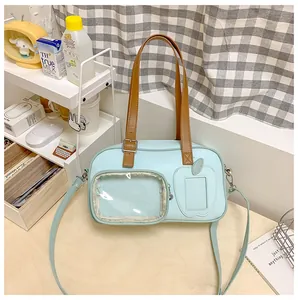Détail du sac bandoulière bleu clair avec poche transparente et fente en forme de pomme