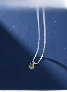 Primo piano della collana scintillante in argento S925 con pendente in zircone verde oliva