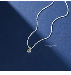 Dettaglio della collana in argento S925 con pendente in zircone verde oliva