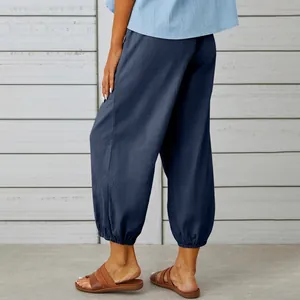 Vista posteriore dettagliata di pantaloni a gamba larga in lino da donna a vita alta