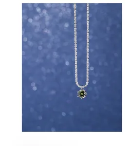 Dettaglio della collana in argento s925 con zircone verde e placcatura multistrato