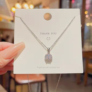 Vue détaillée d'un pendentif en zircon étincelant sur une chaîne de couleur argent