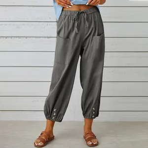 Dettaglio dei pantaloni larghi grigi in cotone e lino a vita alta per tutte le donne