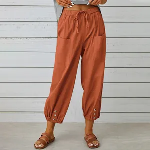 Pantaloni larghi a gamba corta in cotone e lino arancione bruciato con coulisse e bottoni.