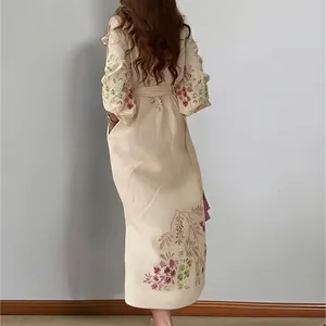 Vue arrière d'une robe crème de style palais vintage avec broderies florales