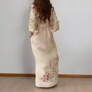 Vue arrière d'une élégante robe longue à manches longues de style rétro à fleurs.