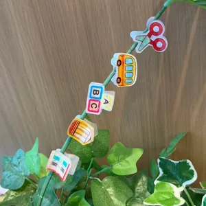 Vue détaillée de mini barrettes à thème scolaire incluant un bus et des blocs ABC