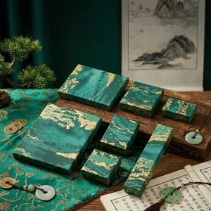 Vue détaillée de coffrets bijoux de luxe avec motif marbre vert et accents dorés élégants
