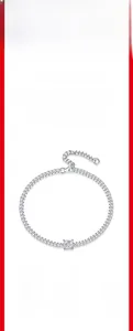 Vue détaillée d'un bracelet gourmette en argent 925 avec une pierre de moissanite carrée