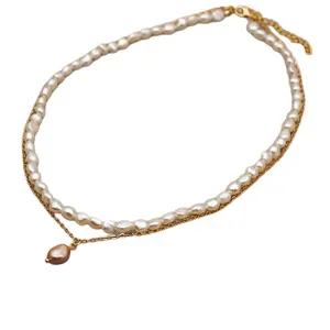 Collier double rang en perles d'eau douce baroques avec chaîne dorée et pendentif.