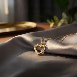 Detailansicht der eleganten hohlen Herz-Halskette mit Kristallen auf grauem Satin