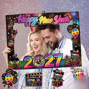 Vista dettagliata della cornice per photobooth e degli accessori festa Capodanno 2027