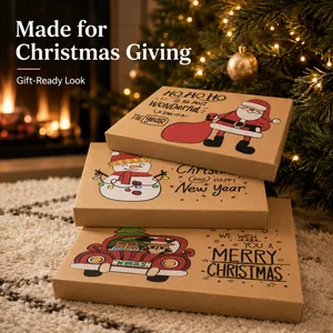 Set di tre scatole regalo di Natale in carta kraft con motivi festivi.