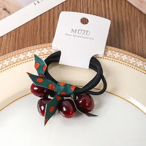 Set elastici per capelli rosso ciliegia con perline lucide e fiocco a pois verdi