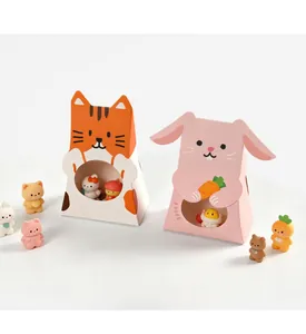 Vue détaillée de boîtes cadeaux en papier en forme de chat et de lapin