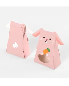 Vue détaillée de boîtes cadeaux lapin rose avec fenêtre pour bonbons et chaussettes
