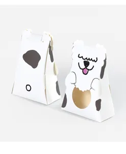 Détail de face et de dos d'une jolie boîte cadeau pliante en papier sur le thème du chien