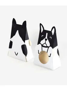 Vue détaillée de boîtes cadeaux en forme de bouledogue avec fenêtre ronde