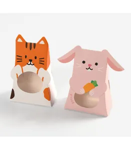 Vue détaillée de boîtes cadeaux pliables en papier en forme de chat et de lapin mignon
