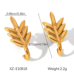 Leaf-shaped 18K gold earrings with size and weight measurements detail