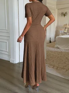 Élégante robe longue marron texturée à manches courtes, vue arrière pour l'automne.