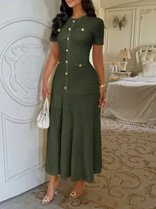 Robe longue élégante vert foncé à manches courtes avec boutons dorés et texture