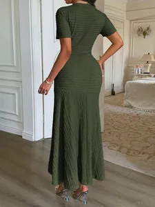 Vue arrière détaillée d'une robe longue élégante à manches courtes en vert olive texturé