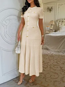 Vue détaillée d'une élégante robe midi crème à manches courtes et boutons pour femmes