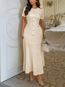 Robe longue élégante en tweed crème à boutons et manches courtes, style très chic