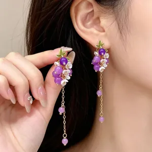 Boucles d'oreilles pendantes en grappe de raisin violet avec fleurs blanches