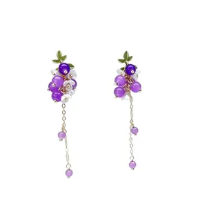 Élégantes boucles d'oreilles longues à glands raisins violets et fleurs blanches