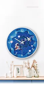 Moderne kreative Wanduhr mit Astronauten Weltraum Thema in minimalistischem Dekor
