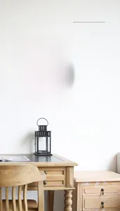 Kreative lautlose Wanduhr mit Astronauten-Weltraum-Motiv in einem modernen Arbeitszimmer.