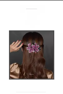 Pince à cheveux fleurie violette élégante avec strass pour femme