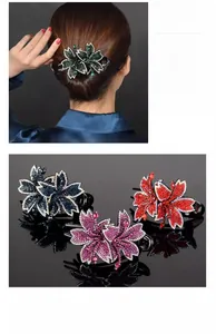 Vue détaillée de pinces à cheveux à strass colorés sur modèle et diverses options