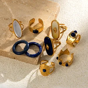 Vintage Ring-Set aus vergoldetem Edelstahl mit Lapislazuli und Perlen auf Stein