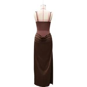 Nahaufnahme des tiefbraunen Satin-Kleids mit eleganten Falten auf der Rückseite