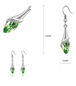 Détail des boucles d'oreilles en cristal vert taille marquise et crochets argentés