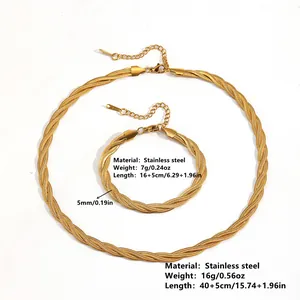 Parure en acier titane doré comprenant un collier et un bracelet à triple chaîne tressée