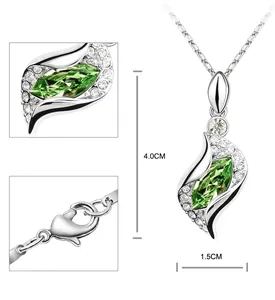 Détail du pendentif en forme de S avec cristal vert marquise et fermoir mousqueton