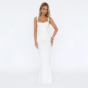 Détail de la robe longue blanche avec structure corset et élégants plis à la taille