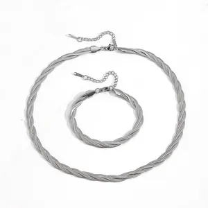 Ensemble bijoux collier et bracelet en maille serpent tressée argentée à trois rangs