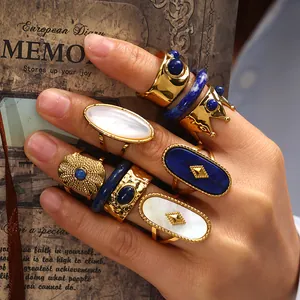 Nahaufnahme eines Vintage-Ring-Sets aus Gold mit Lapislazuli und Muschelsteinen