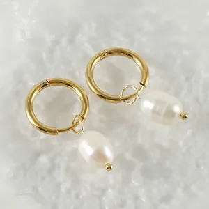 Orecchini a cerchio in acciaio inossidabile placcato oro 18k con ciondoli in perla.