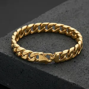 Élégant bracelet gourmette pour homme en acier inoxydable doré sur roche volcanique noire