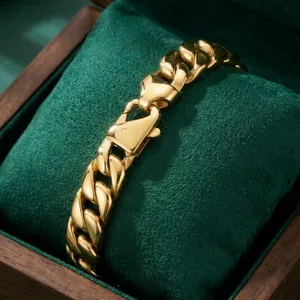Gros plan d'un bracelet gourmette en or poli pour hommes dans un coffret à bijoux