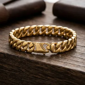Gros plan d'un bracelet gourmette en acier inoxydable doré pour homme sur bois