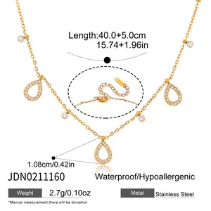 Detailweergave van vergulde roestvrijstalen ketting met strass-druppelhangers en kristal