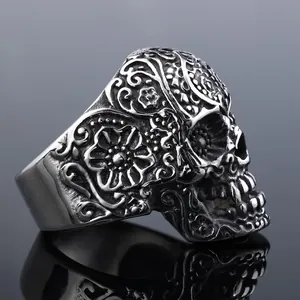 Bague gothique en acier inoxydable avec motif de crâne gravé de fleurs en argent